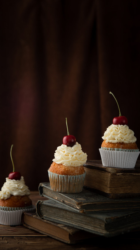 Sweet Indulgence, Cakes Amidst Vintage Volumes screenshot