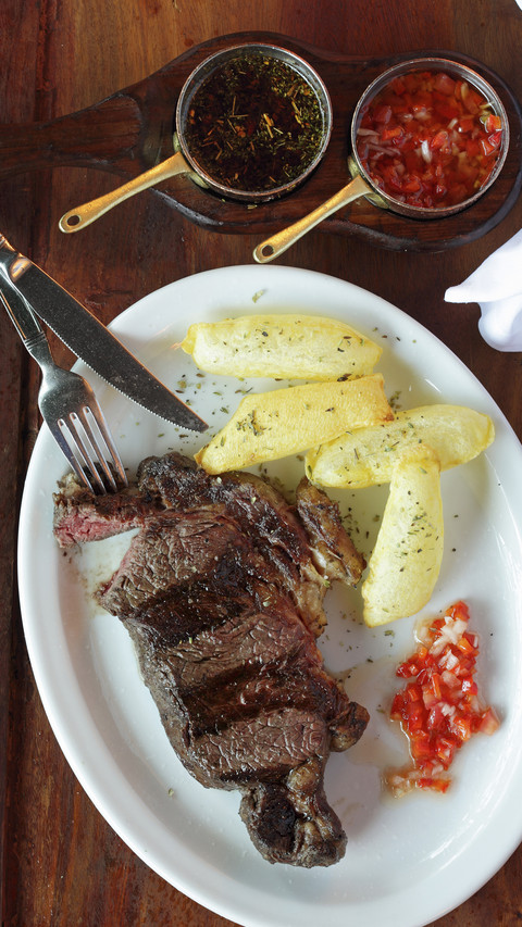 Beef steak with chips and salsa argentina screenshot