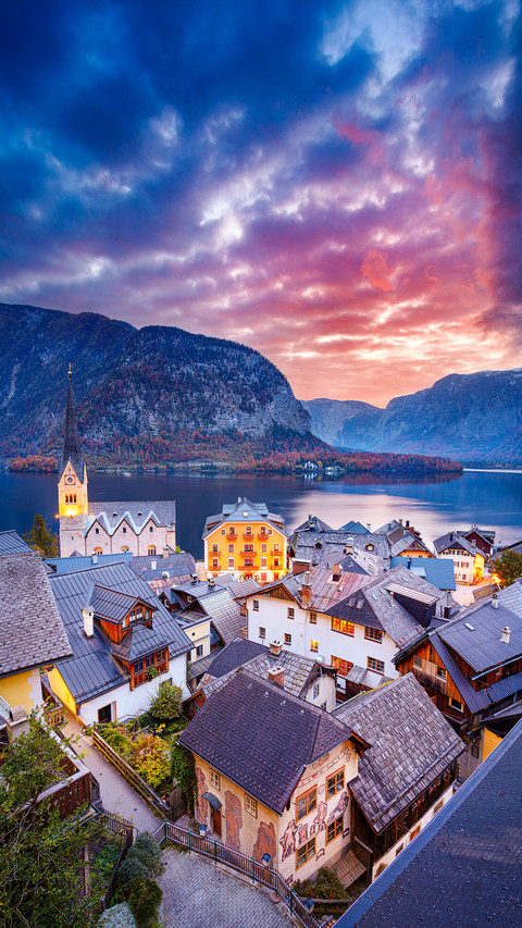Iconic alpine village Hallstatt at autumn sunrise screenshot