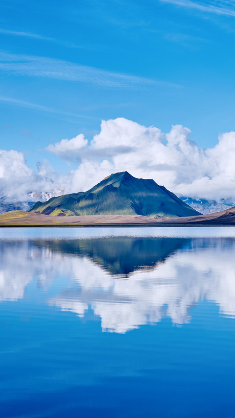Alftavatn Lake coast with mountain reflection at the sunrise screenshot