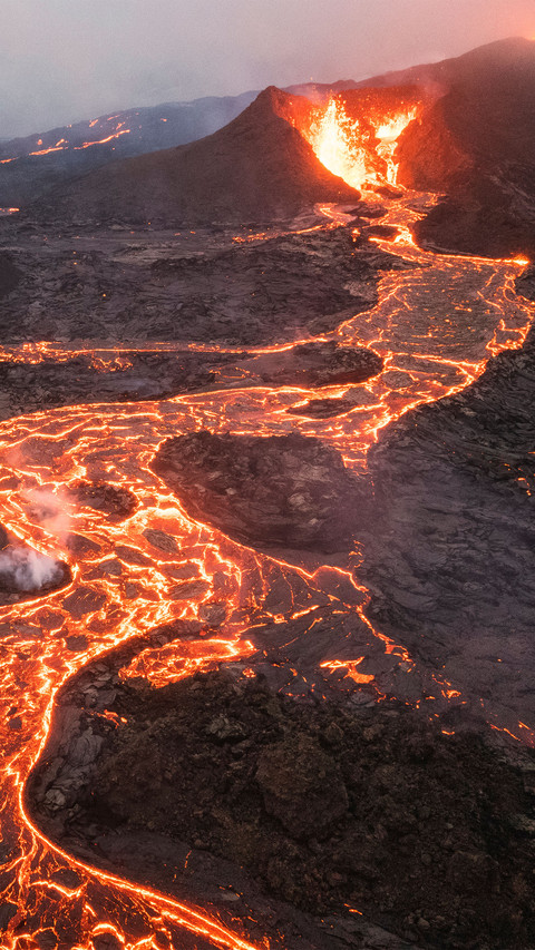 Volcanic eruptions and lava landforms screenshot