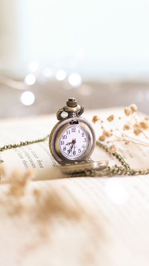 An Old Vintage Clock with Bokeh screenshot