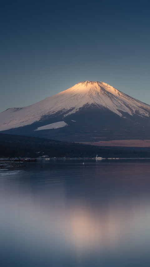 The first light of morning appears on Mount Fuji screenshot