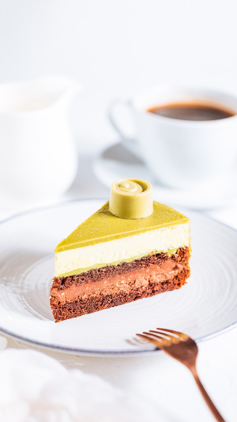 Pistachio chocolate cake with four layers screenshot