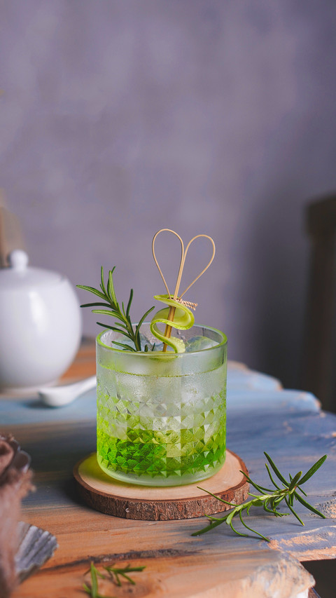 Fresh mocktail with cucumber and rosemary screenshot
