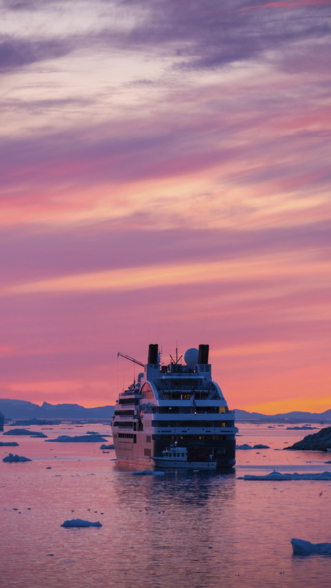 Cruise Ship in Sunset screenshot