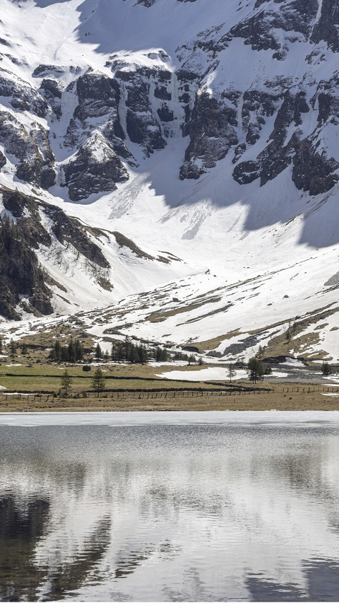Reflection of a lake in winter screenshot