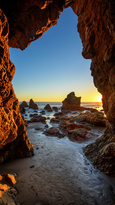 The stone window bitten through by the waves screenshot