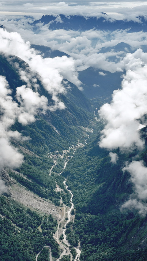 Deep valley crack screenshot