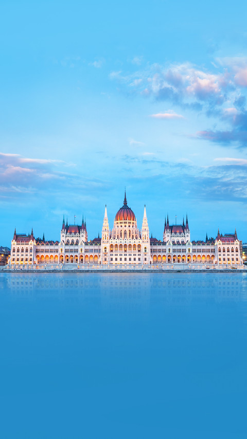 Parliament building in Budapest screenshot