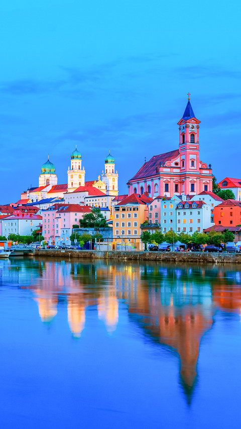 Panorama of the City of Three Rivers in front of the Danube screenshot