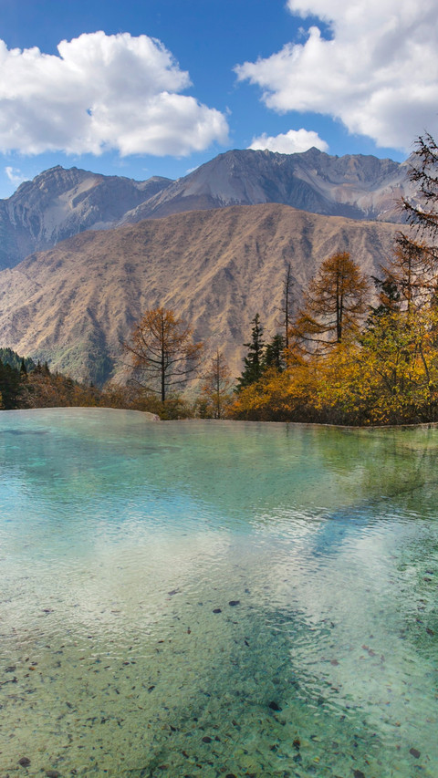 The water in jiuzhai is deep in color in autumn screenshot