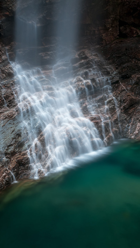 The water in the deep valley is clear by itself screenshot
