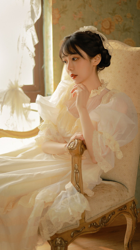 Girl in ancient wedding dress© HuangQiao screenshot