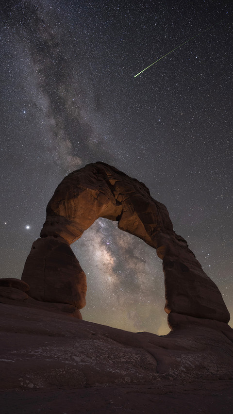 Night hiker under Delicate Arch and the Milky Way Galaxy screenshot