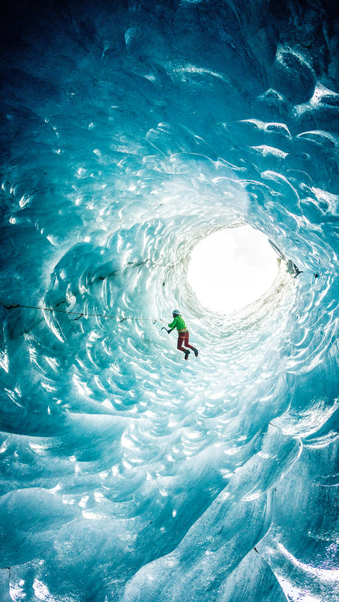 French travelers explore magical ice caves screenshot