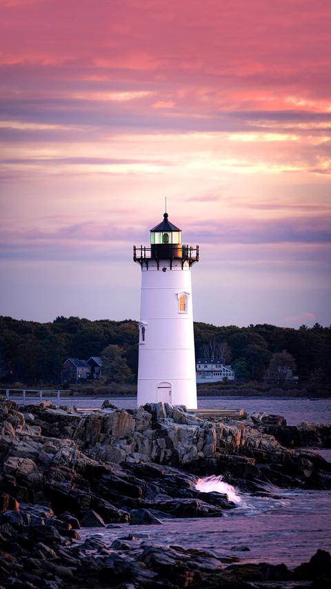 The Portsmouth Harbor Lighthouse at sunrise screenshot
