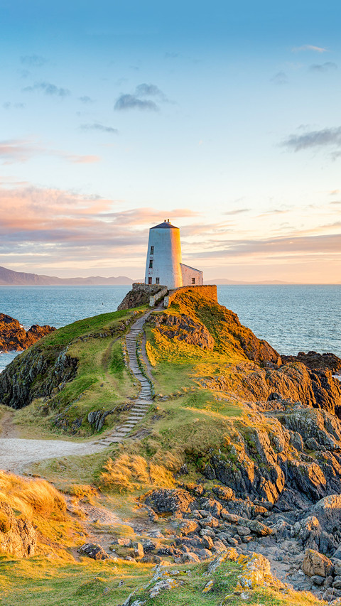 Sunset at Ynys Llanddwyn island on the coast of Anglesey screenshot