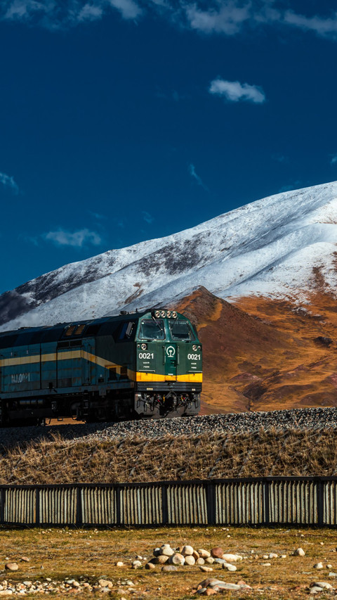 Scenic views of the railway on the Qinghai-Tibet Plateau screenshot