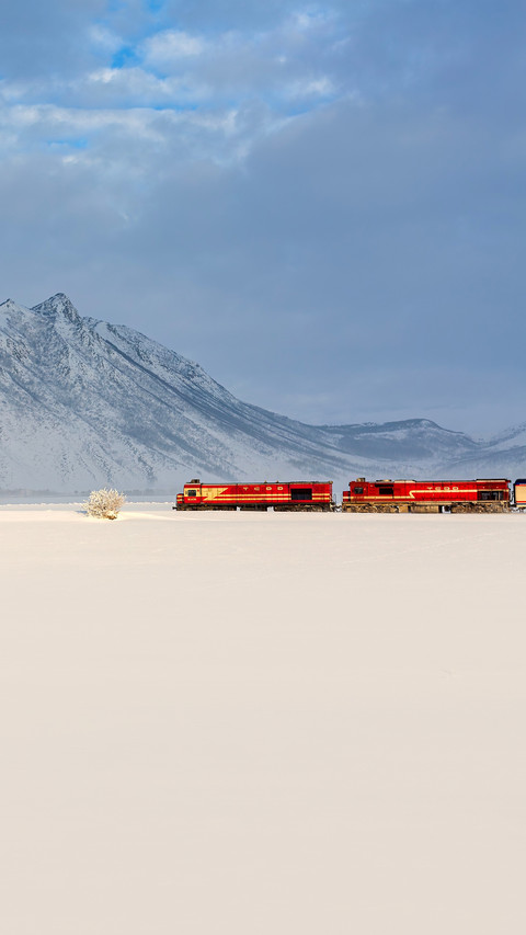 Kirkor Mountain and train crossing screenshot