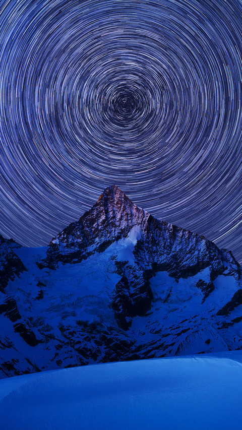Overlooking the snow-capped mountains screenshot