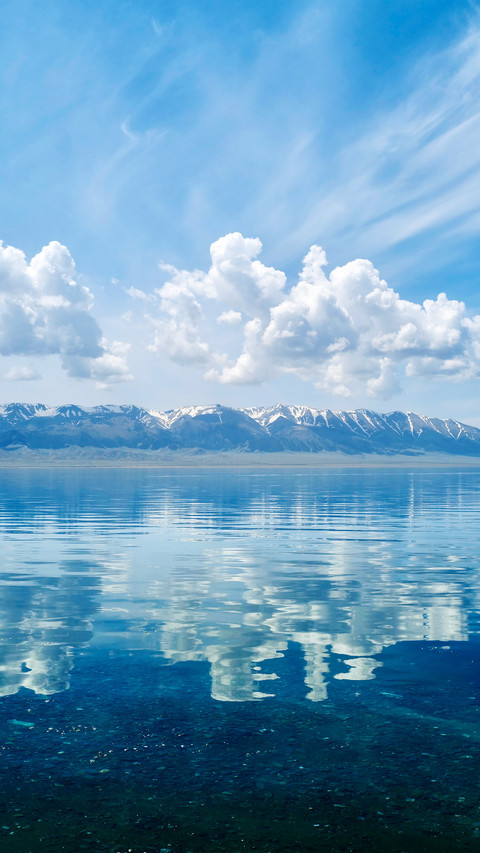 The tenmilelong embankment blends the sea and the sky screenshot