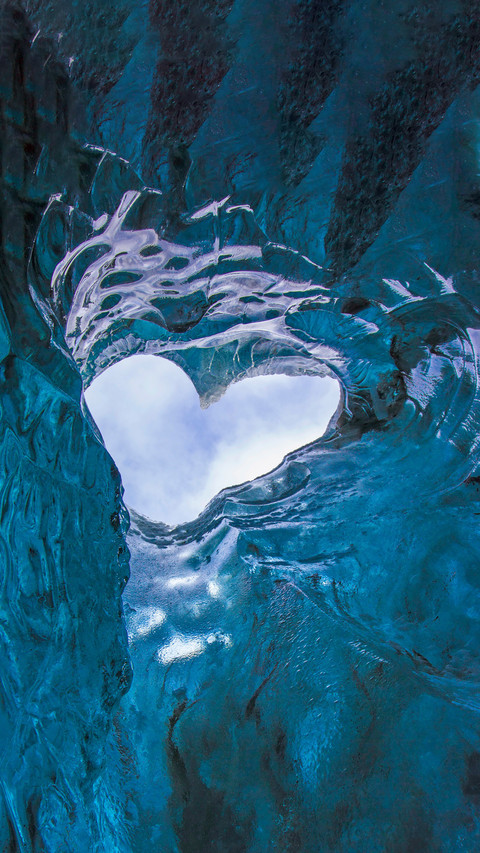 The beauty of frozen caves screenshot