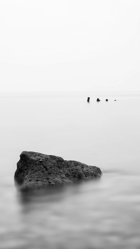 Black and white silence screenshot