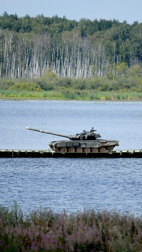 He spent a huge amount of money to buy a tank screenshot