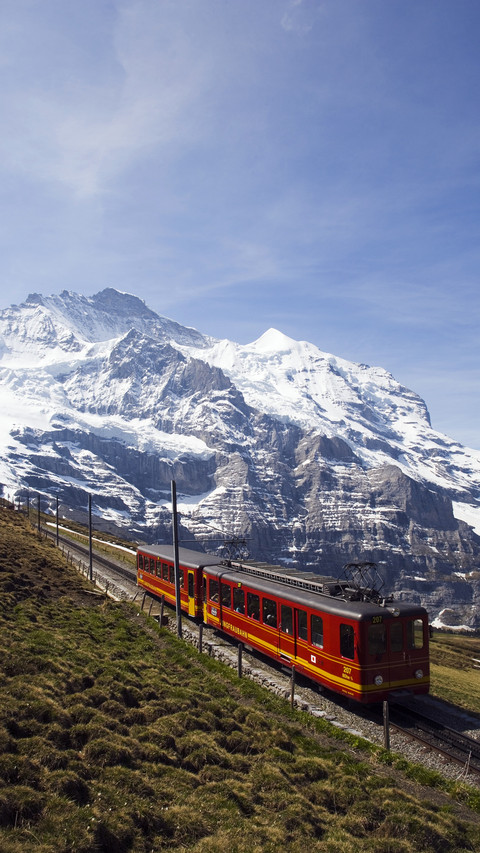 Mountain railway jungfraubahn leaving kleine scheidegg screenshot