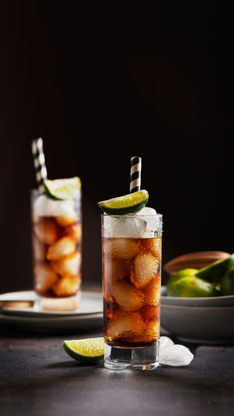 Alcoholic Cocktail Cuba Libre with Cola, Rum and Ice screenshot