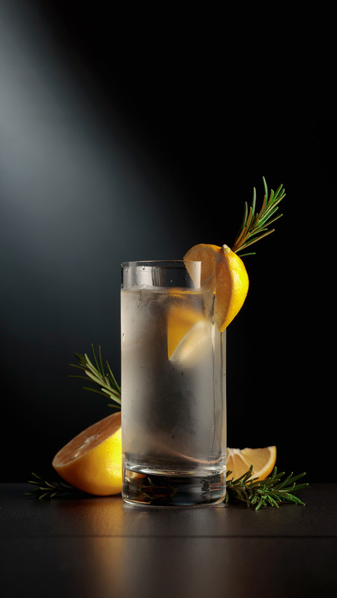 The frozen glass with a cocktail gin and tonic screenshot
