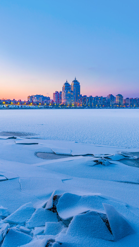 Cold Winter night cityscape with illuminated buildings screenshot