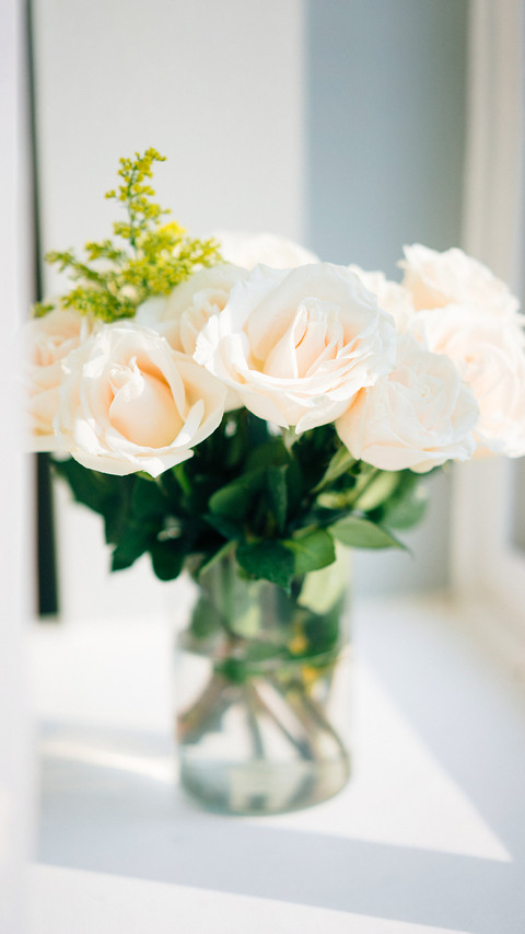 Bouquet of white pastel roses screenshot
