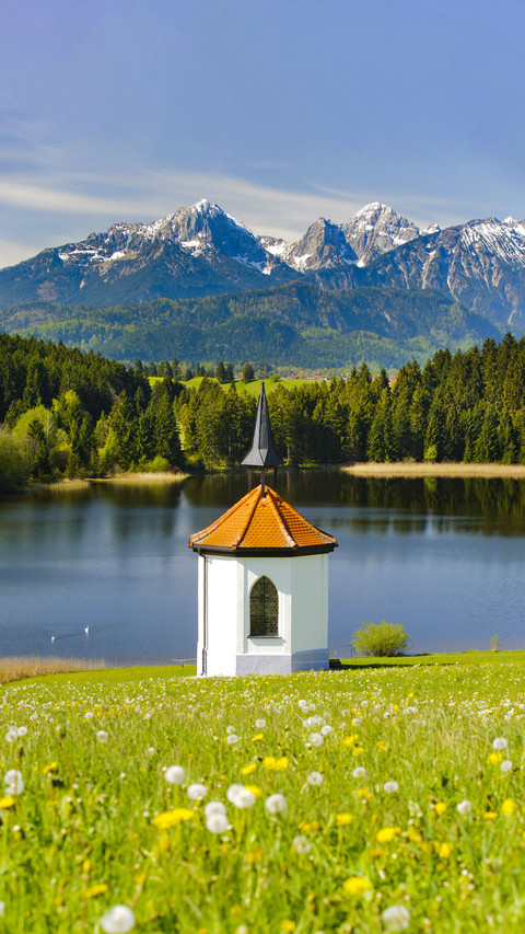 Small church in Bavarian countryside screenshot
