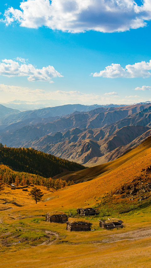 Amidst the clouds and snowcapped peaks of the tianshan screenshot