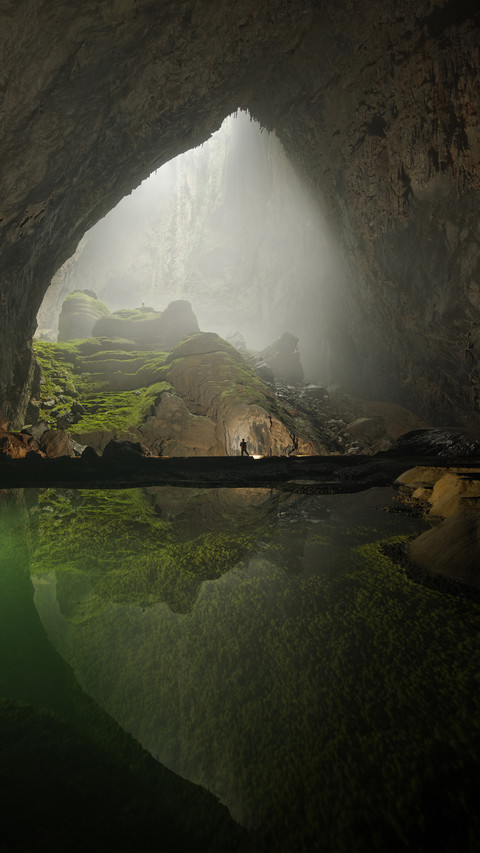 A rock formation shines beneath a skylight in hang son screenshot