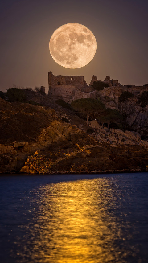 The moon is round screenshot