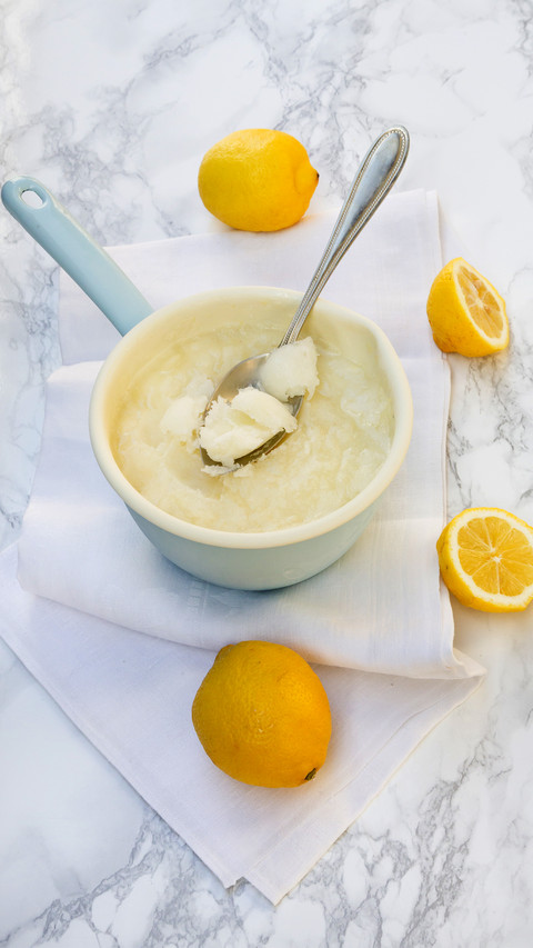 Saucepan of lemon sorbet made of organic lemons screenshot