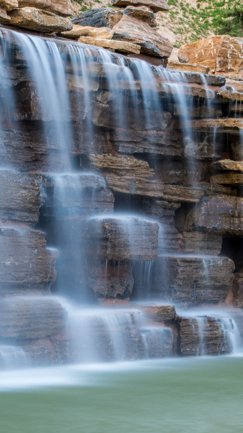 The waterfall plunges into the sky and the water flows on screenshot