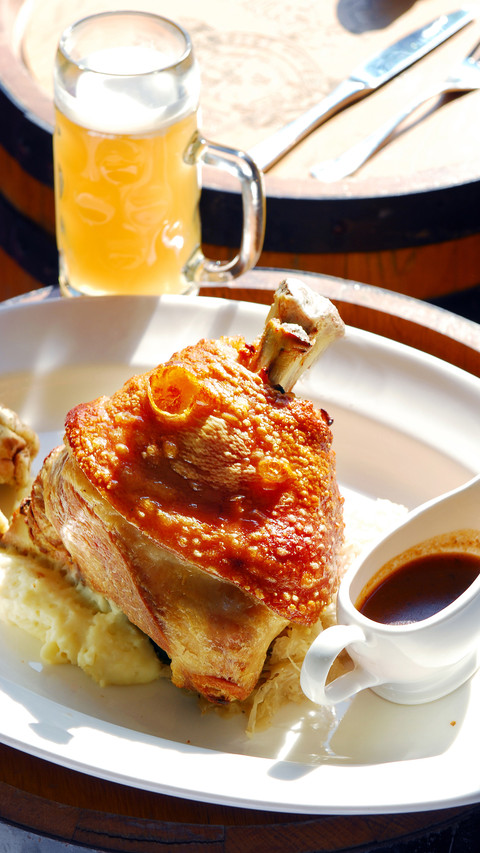 Delicious German food salted pig trotters screenshot