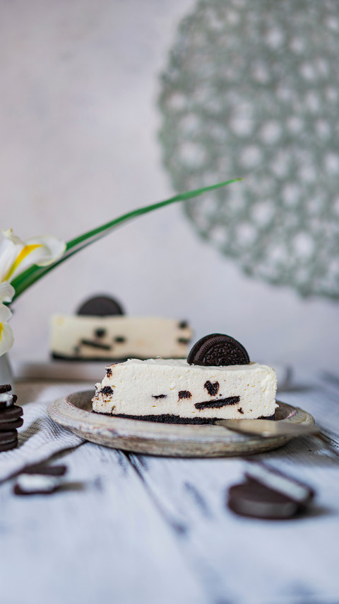 Unbaked creamy cheesecake with chocolate cookies screenshot