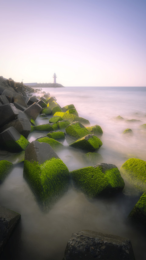 The waves under the freedom lighthouse screenshot