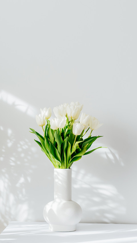Scandinavian home interior with bouquet of white tulip screenshot