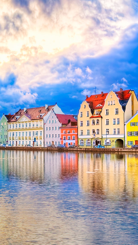 Colorful historical houses on Isar river in Germany screenshot