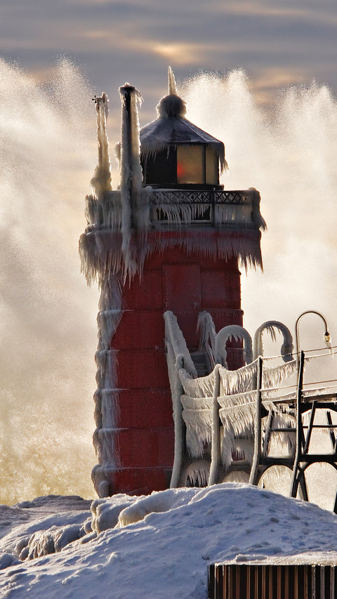 South haven lighthouse in winter screenshot