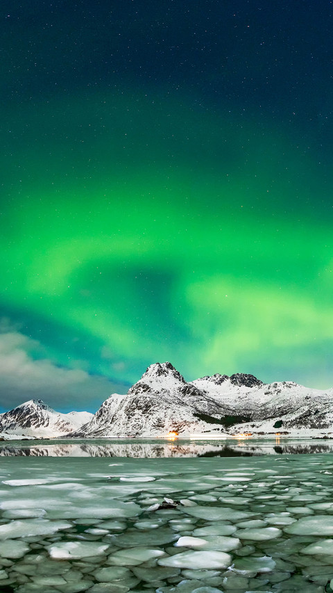 Aurora borealis over frozen lake screenshot