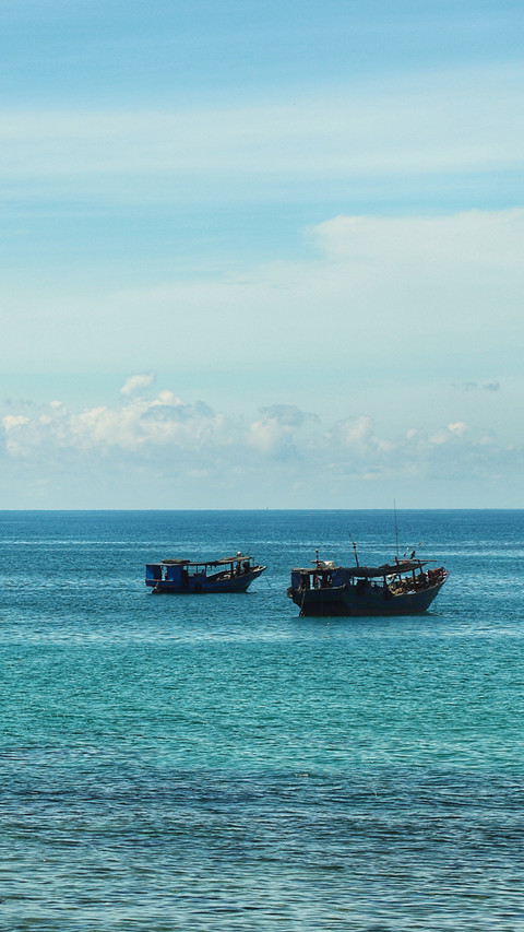 A small fishing boat by the seaside screenshot