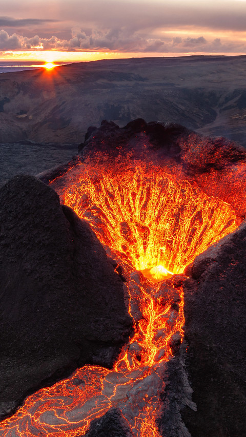 Icelandvolcanoisabouttoerupt screenshot
