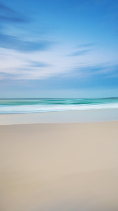Dynamic blur of rolling waves screenshot